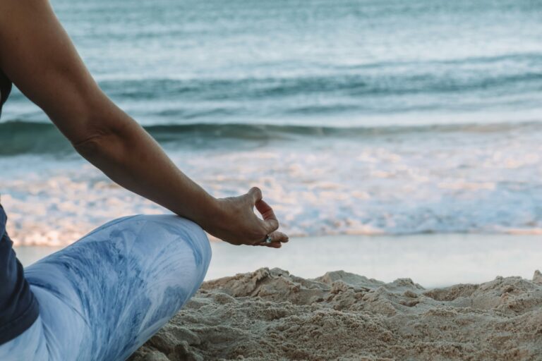 Person meditiert am Strand, Meditation, Wanda Soul Studio