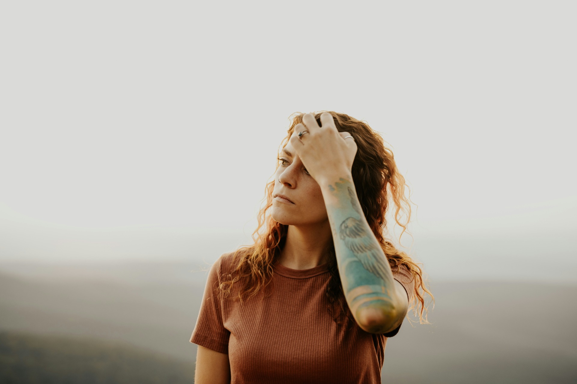 Frau mit Hand an der Stirn, Fragen zur Marketingstrategie, Wanda Soul Studio