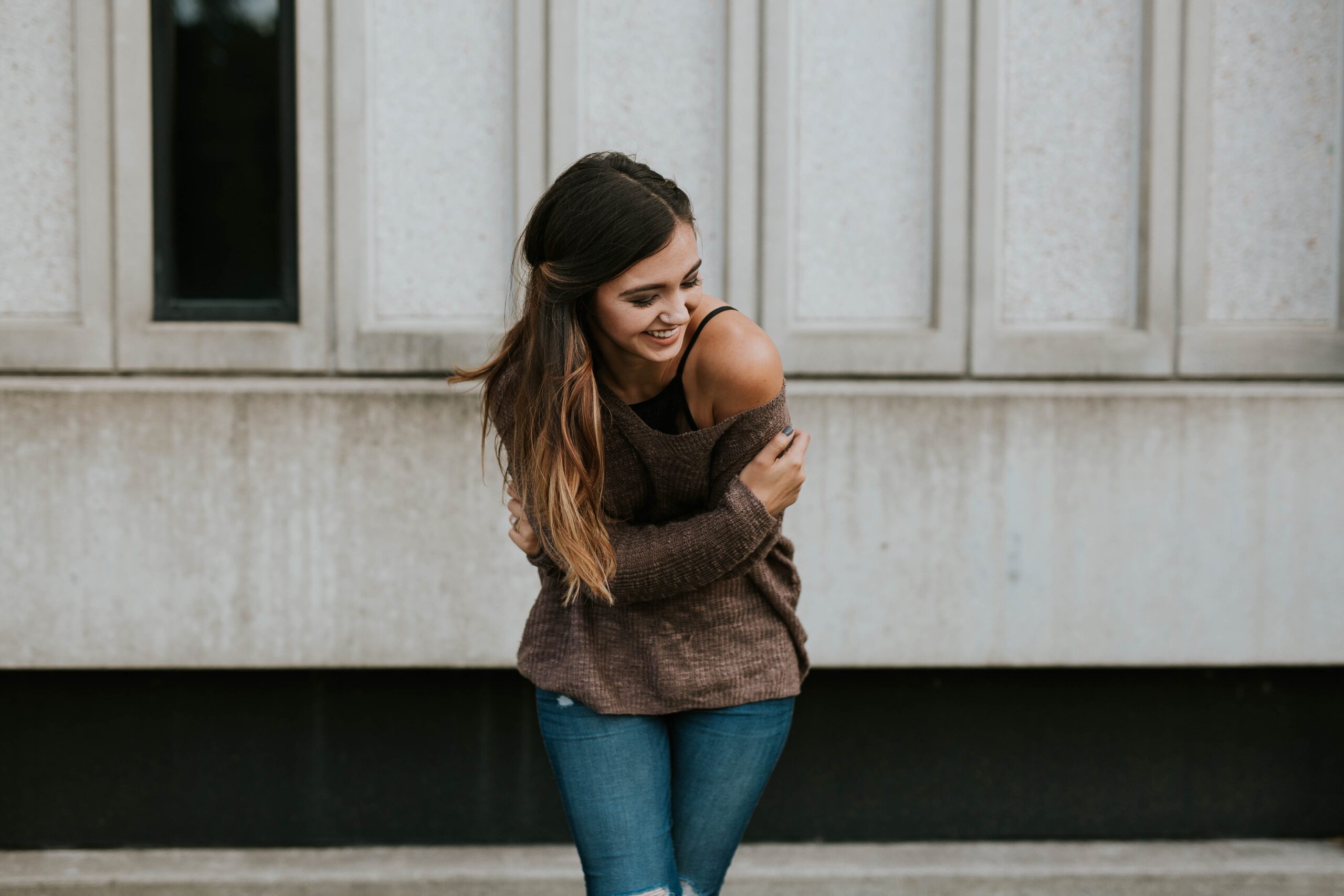 Frau umarmt sich selbst, Business Mindset, Wanda Soul Studio