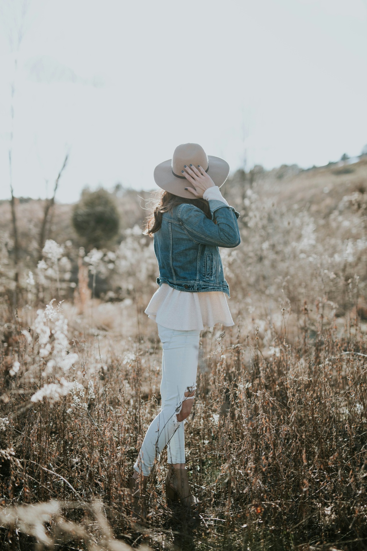 Frau in Jeansjacke im Feld, Content verbessern, Wanda Soul Studio