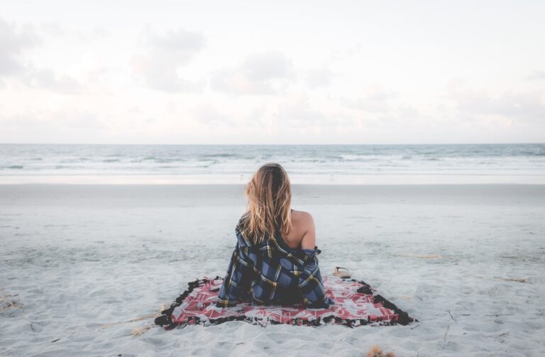 Frau sitzt am Meer, deine Aufgabe finden, Wanda Soul Studio