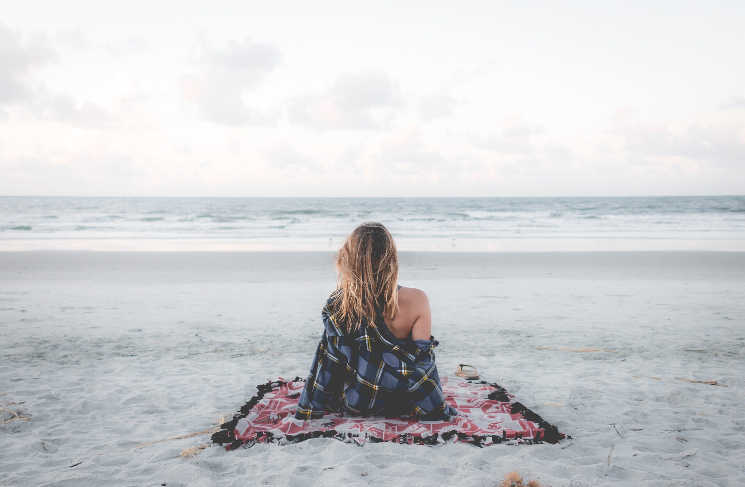 Frau sitzt am Meer, deine Aufgabe finden, Wanda Soul Studio