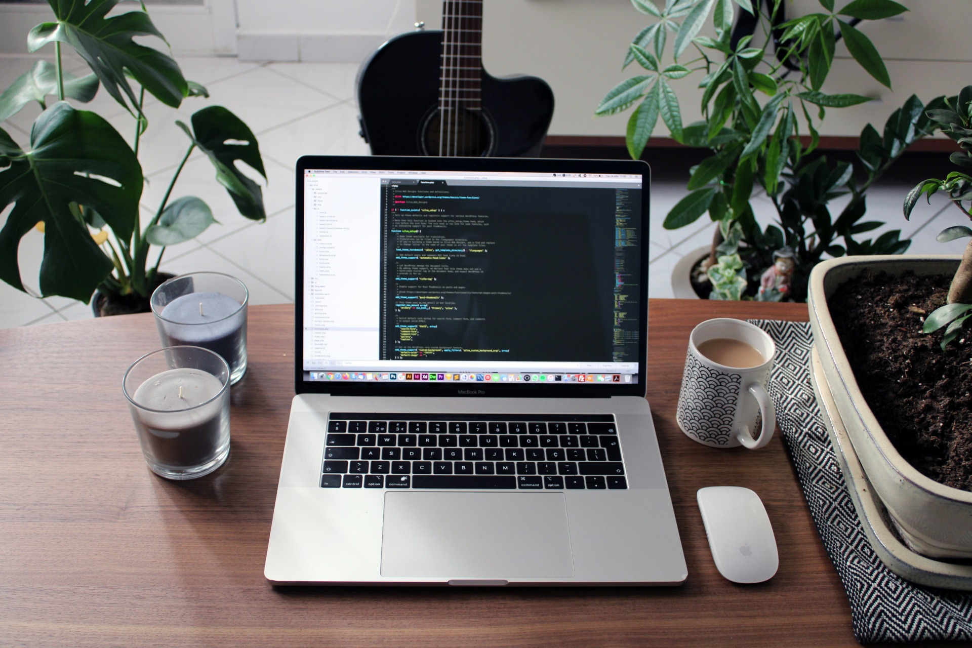 Laptop mit Code, Energie trifft Webdesign bei Wanda Soul Studio