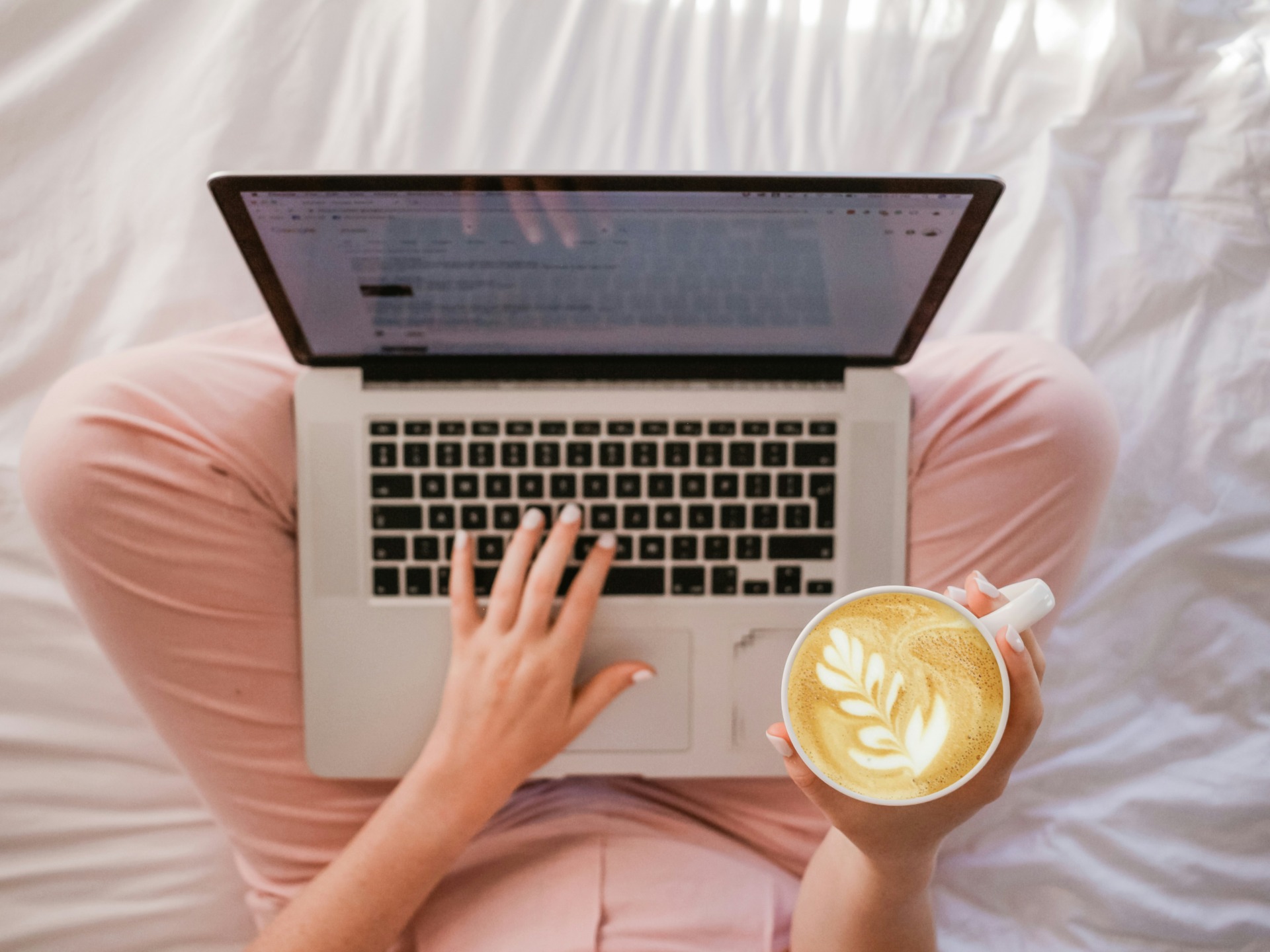 Frau mit Laptop und Kaffee, Macht der sozialen Medien, Wanda Soul Studio