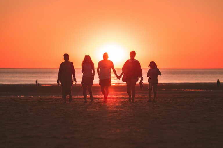 Menschen bei Sonnenuntergang am Strand, Quality Time, Wanda Soul Studio