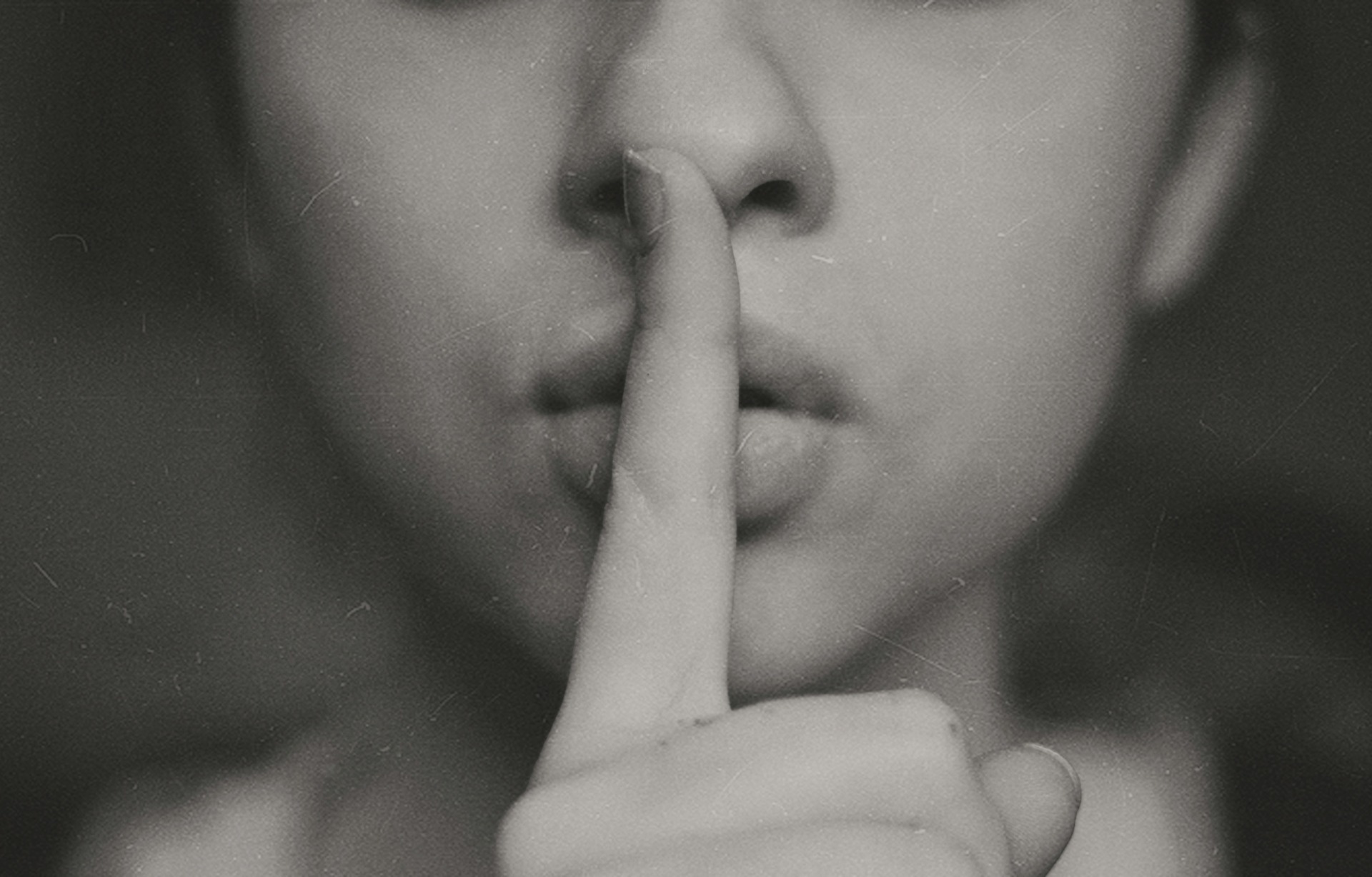 Frau legt den Finger auf die Lippen, leise Stärke, Wanda Soul Studio
