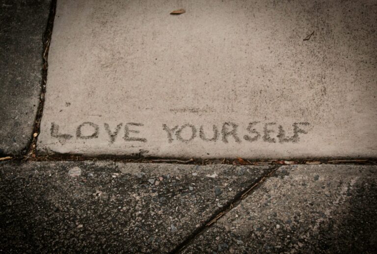 Schriftzug Love Yourself auf Beton, Design als Selbstfürsorge, Wanda Soul Studio