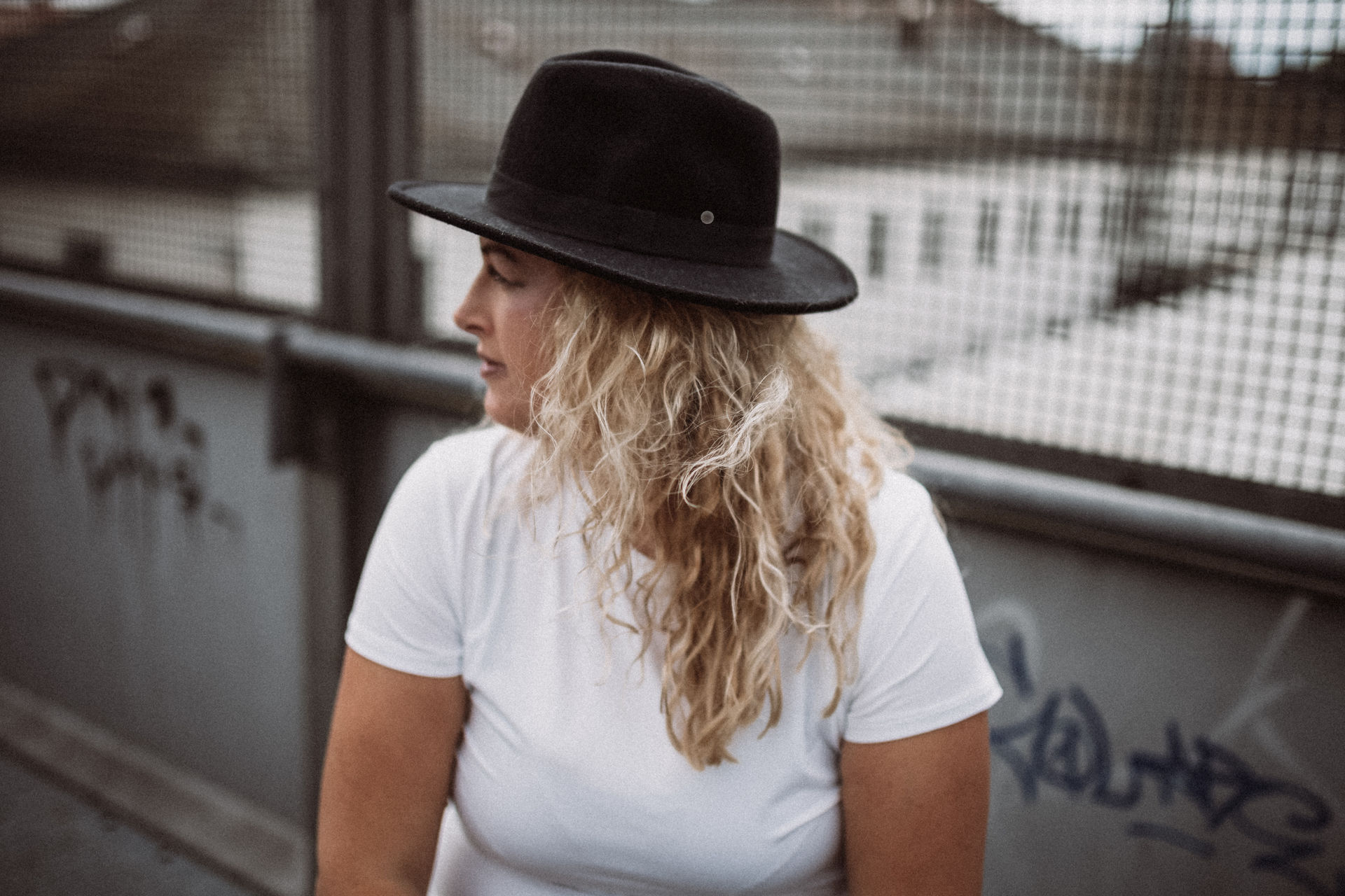 Susanne Bachl mit Hut im Profil – Schwarz-Weiß-Portrait