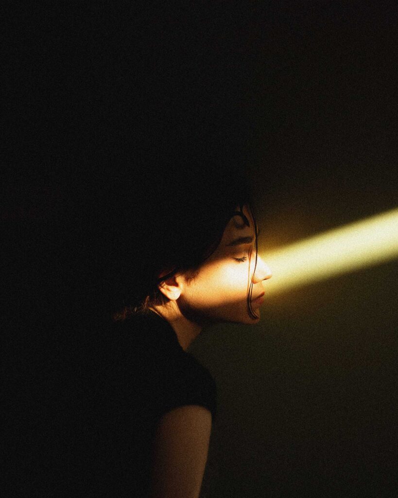 Goldener Lichtstrahl im Dunkeln als Sinnbild für Klarheit und Selbstfindung im Soul Studio