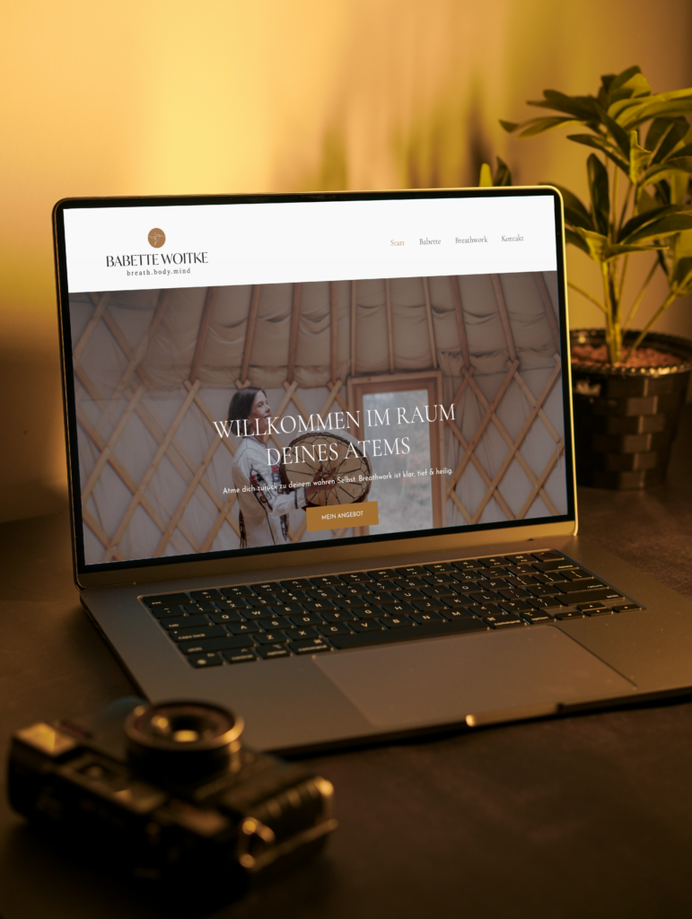 Laptop mit der Website von Babette Woitke, gestaltet von Wanda Soul Studio