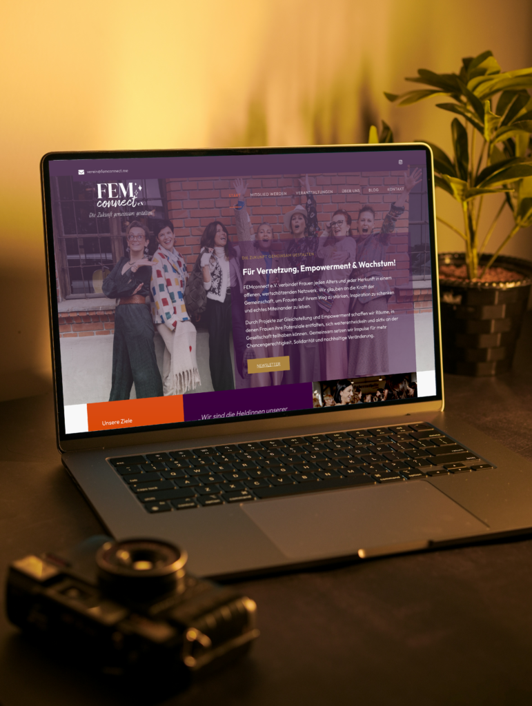 Laptop mit der Website von FEM Connect e.V., gestaltet von Wanda Soul Studio