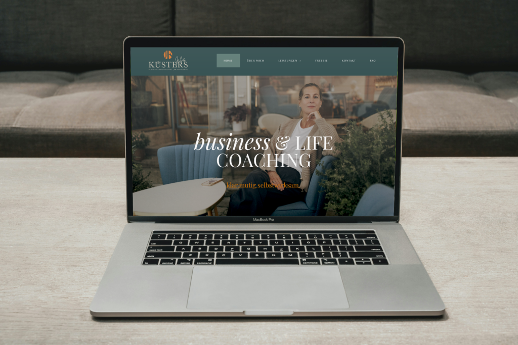 Laptop mit der Website von Julia Küsters für Business & Life Coaching, gestaltet von Wanda Soul Studio