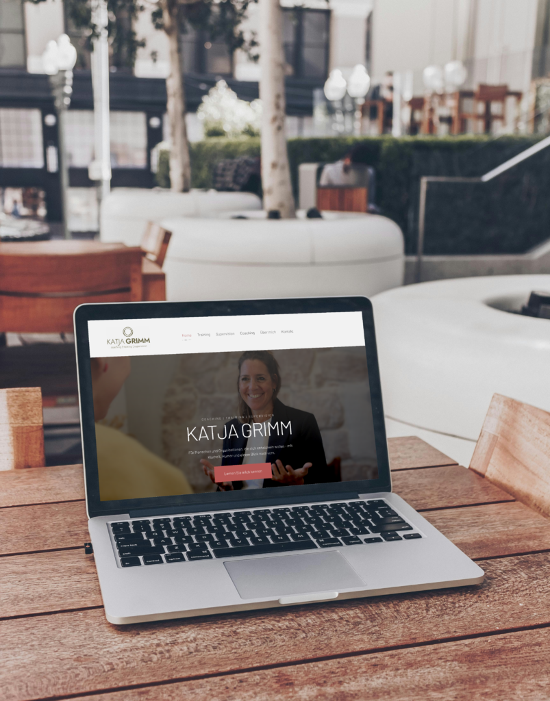 Laptop im Café mit der Website von Katja Grimm Coaching, gestaltet von Wanda Soul Studio