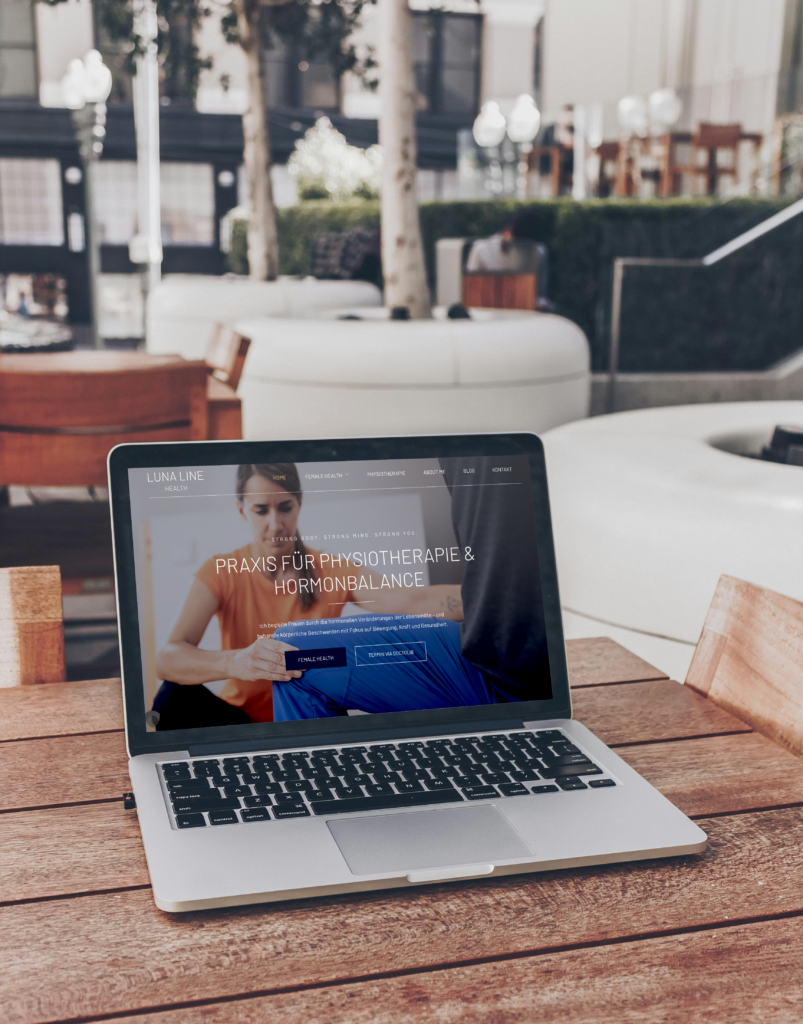 Laptop im Café mit der Website von Luna Line, Praxis für Physiotherapie und Hormonbalance, gestaltet von Wanda Soul Studio