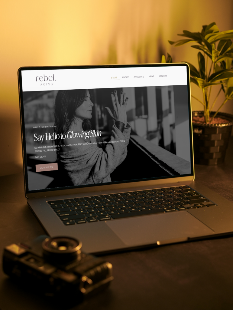 Laptop mit der Website von Rebel Aging, gestaltet von Wanda Soul Studio