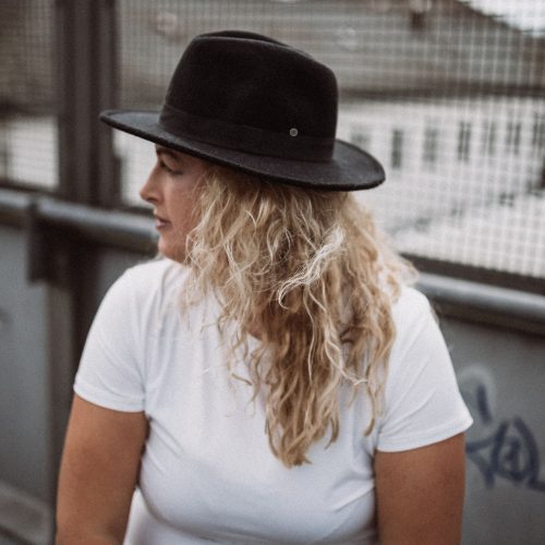 Susanne Bachl mit Hut im Profil – Schwarz-Weiß-Portrait