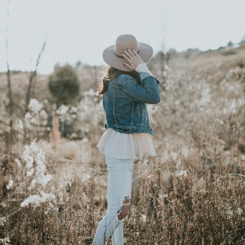 Frau in Jeansjacke im Feld, Content verbessern, Wanda Soul Studio