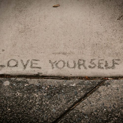 Schriftzug Love Yourself auf Beton, Design als Selbstfürsorge, Wanda Soul Studio