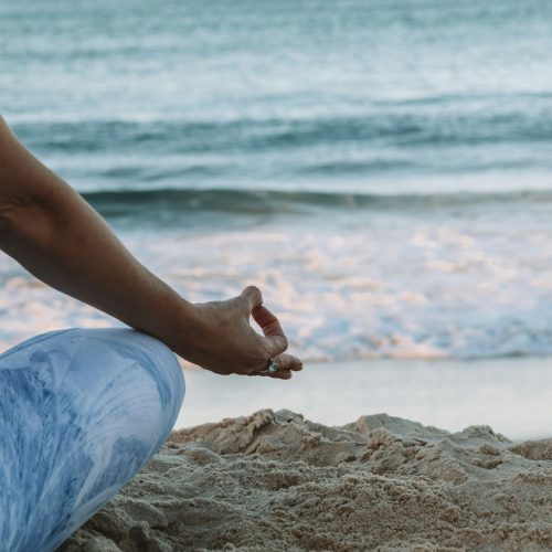 Person meditiert am Strand, Meditation, Wanda Soul Studio