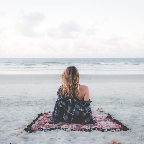 Frau sitzt am Meer, deine Aufgabe finden, Wanda Soul Studio