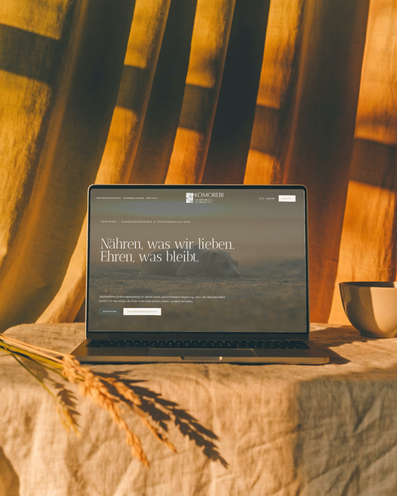 Laptop mit der Website von Komorebi, gestaltet von Wanda Soul Studio
