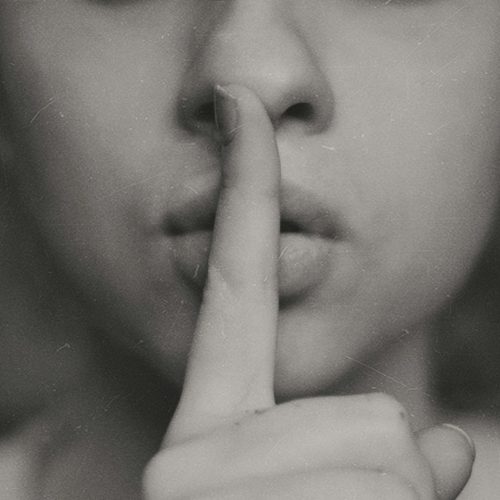 Frau legt den Finger auf die Lippen, leise Stärke, Wanda Soul Studio
