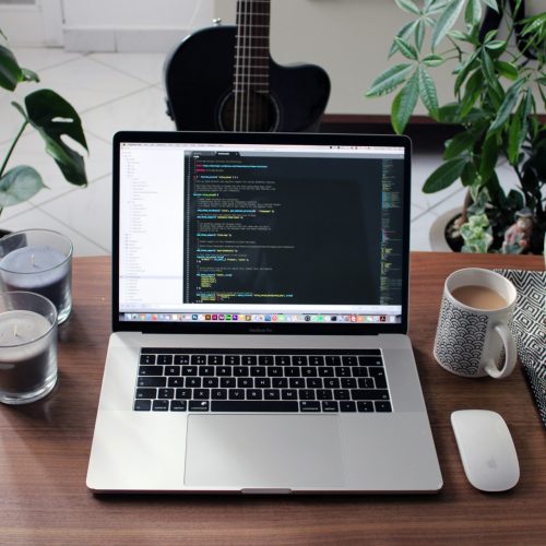 Laptop mit Code, Energie trifft Webdesign bei Wanda Soul Studio