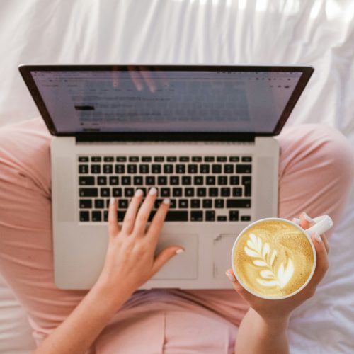 Frau mit Laptop und Kaffee, Macht der sozialen Medien, Wanda Soul Studio