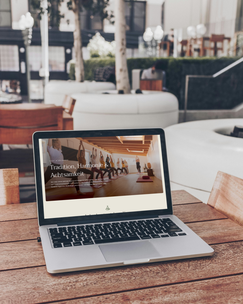 Tablet im Café mit der Website der Yogaschule Erlangen, gestaltet von Wanda Soul Studio